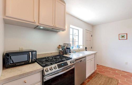 Cute & Cozy 2BR 1BA Adobe w Firepit Near UA & UMC - Foto 8