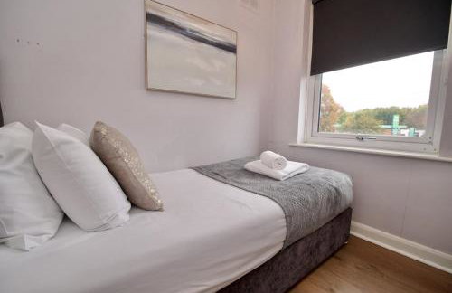 London Road Villa - Free Netflix, Private Parking, WiFi & Private Garden - Photo 12