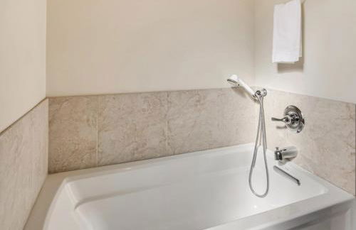 3BR Mountain Retreat with 2 Executive Suites & Scenic Views Sleeps 6 - Photo 20