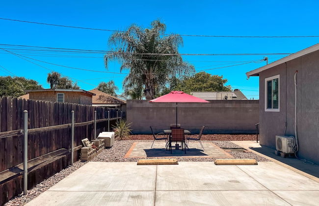 Cozy 2BR Home With Bright Interior Relaxing Patio - Foto 30