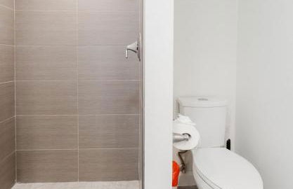 Modern Two Bedroom Suite with 2 King Beds Pool and Steps from the Beach - Foto 36