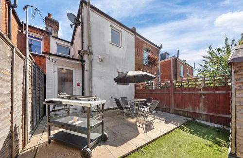 3 Beds Home walking distance from Shirley High Street - sleep 7 - Free Parking - Pool Table - 50" TV - Foto 36