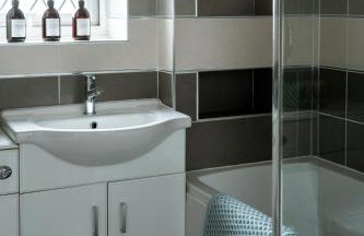 4 bed family home wifi, netflix, parking, close to wicksteed park - Photo 43