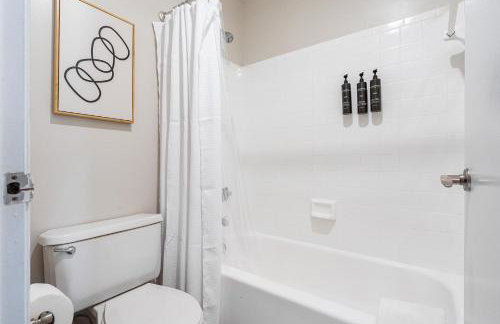 Landing Stunning 2BD Tennis Court Gym - Photo 40