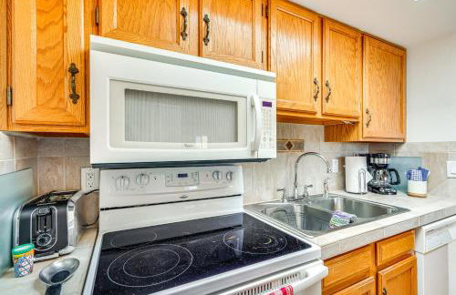 Close to Golf: Mtn-View Townhome in Green Valley - Photo 12