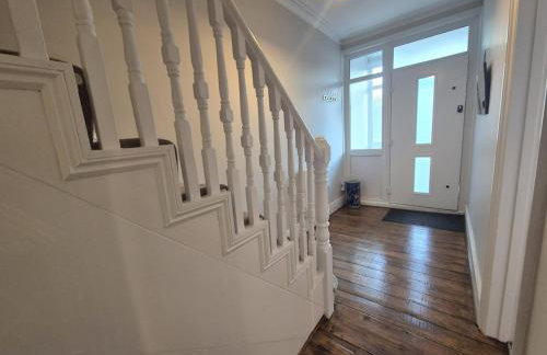 Roomy, comfortable Greater London home, sleeps 8 - Foto 9
