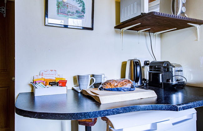 Entire 1bed Studio With Ensuite, Balcony & Parking - Foto 16