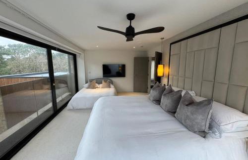 Luxury Villa - Hot Tub - Exclusive Offers - Amar Luxury Stays - Photo 12