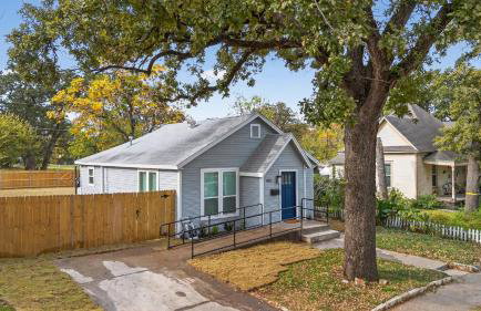 Walk to stadium! Cozy 2BR home - historic district - Photo 6