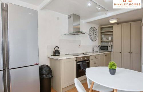 Centrally Tucked Away Private 4bed - Free parking! By Hinkley Homes Short Lets & Serviced Accommodation - Foto 38