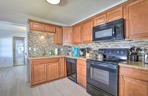 Chic Home with Fire Pit and Patio, Walk to Lake! - Foto 9