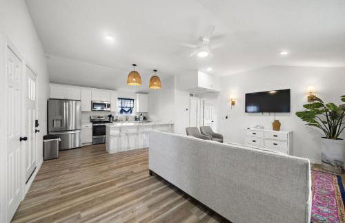 Beach Escape Close to Attractions and the Shore - Photo 5