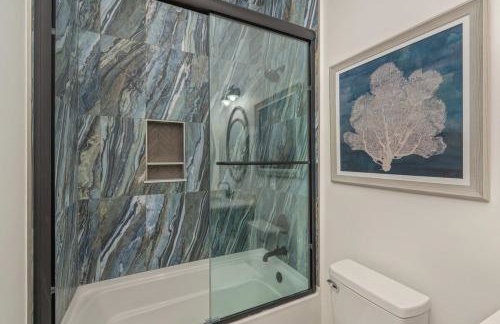 2 Blocks to the Beach! Pool & Golf Cart, Sleeps 21 - Foto 34