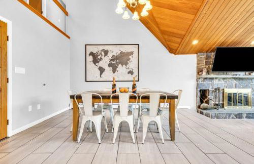 Maine Pondfront Home Sleeps 22 - Pool & Hot Tub - Photo 5