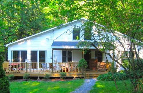 Charming Cabin with Serene Lake Views for a Family Getaway near Pittsfield, Massachusetts - Foto 1