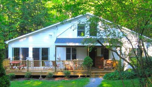 Charming Cabin with Serene Lake Views for a Family Getaway near Pittsfield, Massachusetts - Foto 1