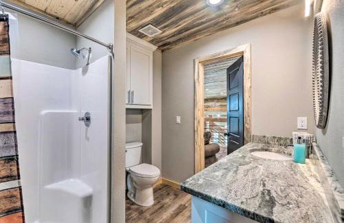 Upscale Riverfront Home with Beach and Fire Pit! - Foto 22