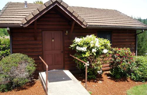 Charming Cabin by the Umpqua River Perfect for an Outdoor Getaway in Oregon - Foto 1