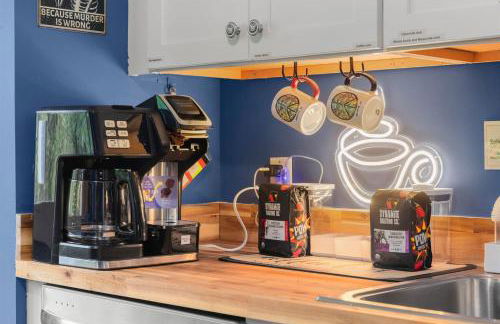 Fun & Funky Asheville Home with Pool Table, Darts - Foto 14