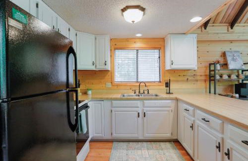 Dog-Friendly A-Frame with Hot Tub and Firepit - Foto 13