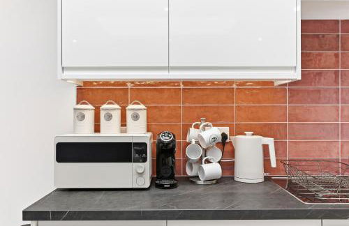 Stylish Home - Pool table, Virgin TV, Fast Wifi, Garden and Self-Check-In by Yoko Property - Photo 16