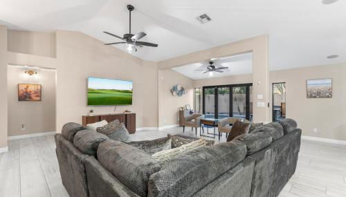 Swim, Golf, Grill and Chill! Surprise Group Getaway - Foto 3