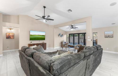 Swim, Golf, Grill and Chill! Surprise Group Getaway - Foto 3