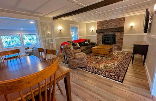 Renovated farmhouse on snowmobile trail with firepit & mountain views, 10 min from Bretton Woods! - Foto 6