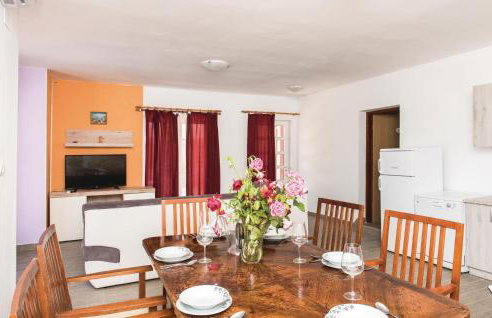 Four-Bedroom Holiday Home In Cista Velika - Photo 16