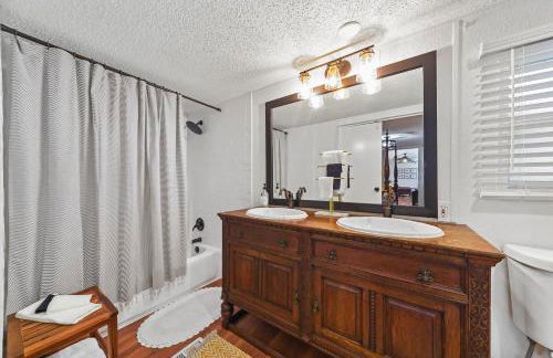 Lake Conroe 3BR Home w Boat Ramp Access, Kings, BBQ, Sleeps 8 - Photo 13