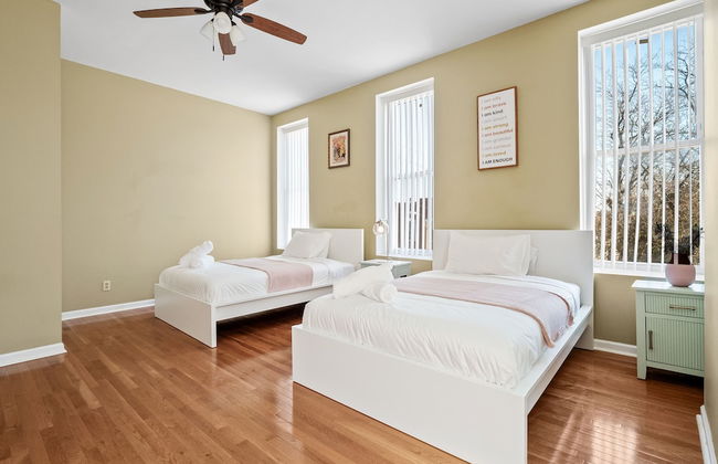 Massive Downtown Area Home... sleeps 14 - Photo 2