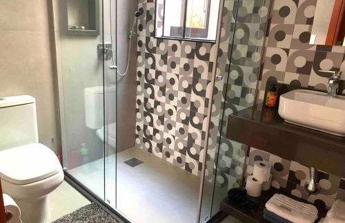 Casa linda, ótima localização, 2 vagas de garagem - Foto 25