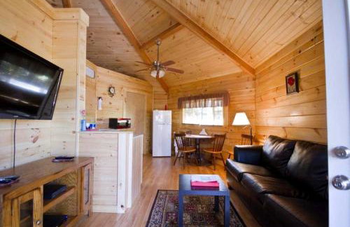 Romantic Yurt Getaway with a Private Hot Tub near Beckley, West Virginia - Foto 2