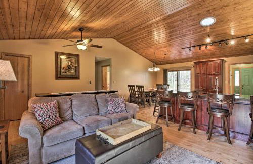 Cabin with Fire Pit and Movie Room, 1 Mi to Lake - Foto 11