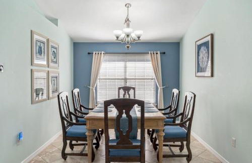 Beautiful Pet Friendly Home! Tropical Pool, Optional Golf Cart & Pool Heat, Minutes to Beach - Foto 11