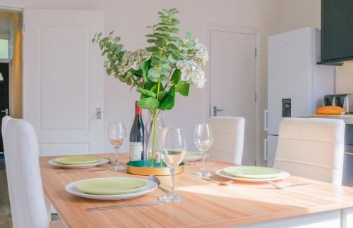 4-Bed Family House in Leeds with park view - Foto 3