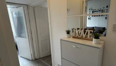 Bright bedroom with king side bed and share bathroom - Foto 1, Lobby or reception