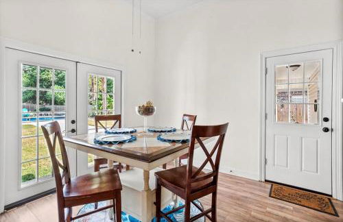 Endless Summer Retreat with Private Pool near Beach - Foto 18