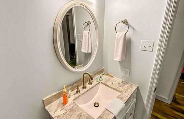 Serene and Modern 5 Location, Queen Bed, Parking - Foto 12