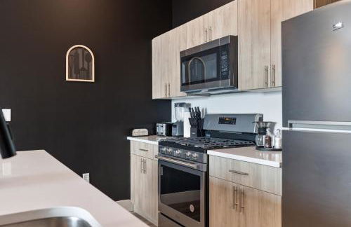 2BR 2BA, King bd, Gym, Free Parking, 8min to Train - Foto 16