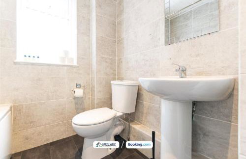 Newly Refurbished 2-Bedroom House in Manchester Ideal for Contractors with Free Parking & WiFi - Foto 5