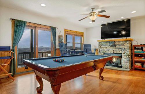 4BR Cabin with Ski Resort, Mtn Views & Hot Tub - Foto 82