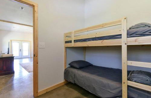 Table Rock Lakefront on 2 Acres with firepit - Foto 39