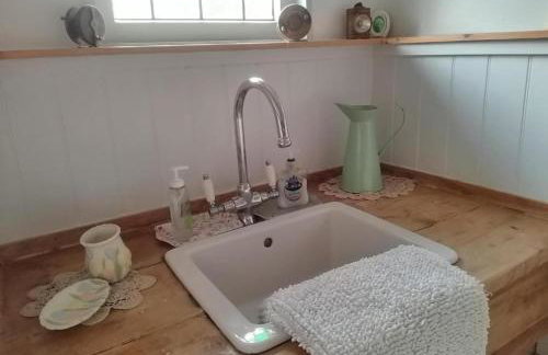 Hut - Sleeps 2 - Petworth House 10 minutes - Foto 5