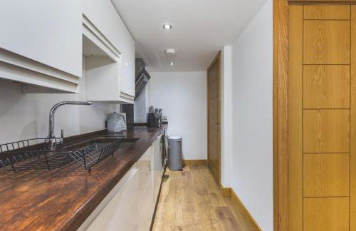 Elegant 1BDR Flat with Private Patio - Foto 13