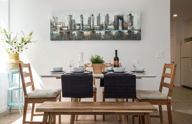 Chic & Central 3-bedroom in Little Italy - Photo 7