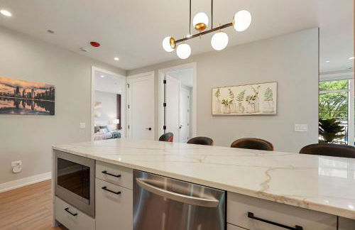 Modern 2BR2BA Condo Free Parking and Balcony - Foto 14