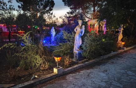 Refugio madera estilo árabe con estatuas, estanques y un pequeño zoo - Foto 7