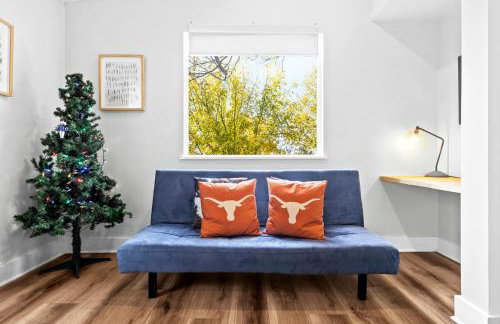 Authentic ATX Gem with Cowboy Pool, Vibe with Downtown & Local Eateries - Foto 6