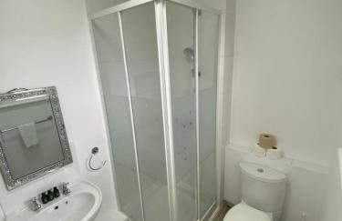 Cosy 1Bd Nestled in Teddington - Photo 12